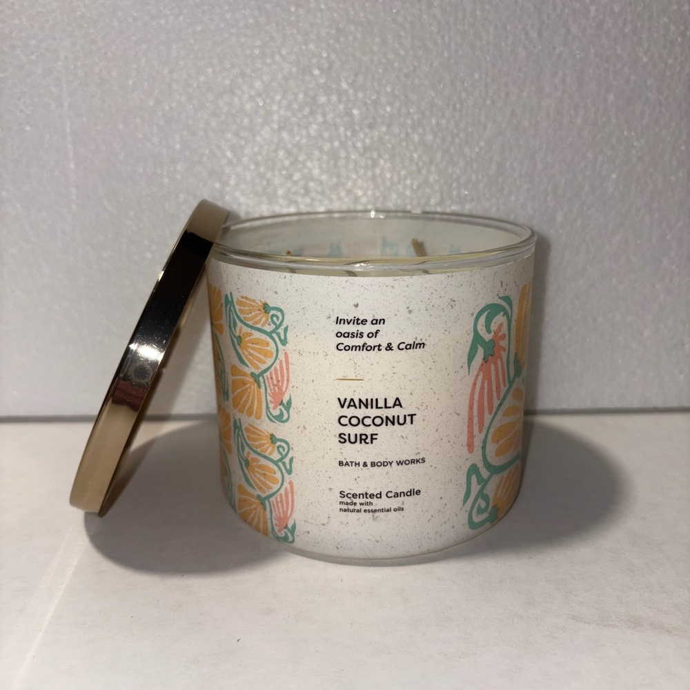 Bath & Body Works Vanilla Coconut Surf Candle with Gold Lid